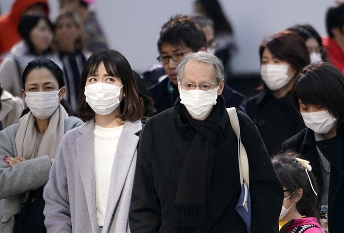 신종 코로나바이러스 감염증이 확산되는 가운데 지난 3일 일본 도쿄의 번화가인 시부야 거리에서 대다수의 시민들이 마스크를 착용하고 지나가고 있다. 도쿄=EPA 연합뉴스