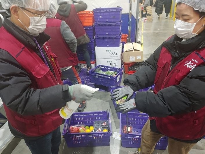 마켓컬리에서 일하는 물류센터 직원들이 신종 코로나바이러스 감염 예방을 위해 손을 소독하고 있다. 마켓컬리 제공