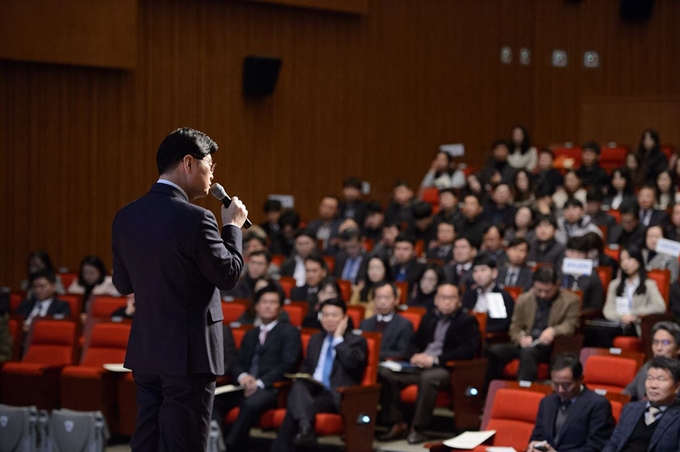 이춘희 세종시장이 3일 충남도청에서 공무원들을 대상으로 특강을 하고 있다. 세종시 제공