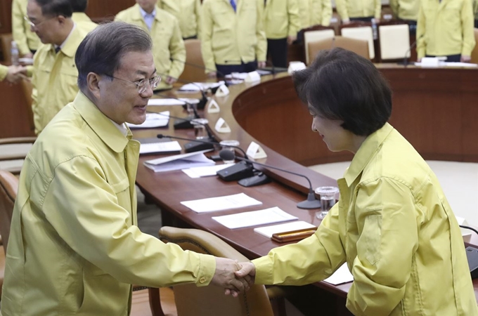 문재인 대통령과 추미애 법무부 장관이 지난달 30일 정부서울청사에서 열린 신종 코로나바이러스 대응 종합 점검회의에서 악수하고 있다. 연합뉴스