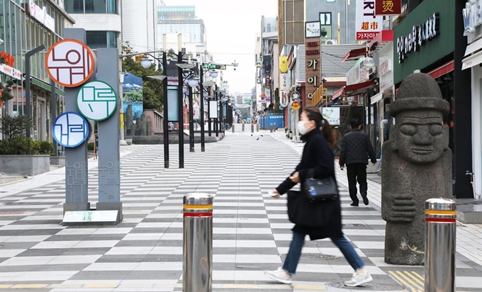 3일 오전 제주시 연동 누웨마루 거리가 텅 비어 있다. 지난 21일부터 24일까지 제주를 여행한 중국 후베이성 우한시 출신 관광객 A씨는 마지막 날 이 곳을 산책했고, 중국에 돌아간 다음날 신종 코로나 바이러스 감염증 확진 판정을 받았다. 제주=뉴스1