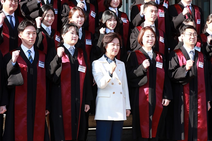 법무부 장관이 3일 오후 경기 과천시 법무부 청사 앞에서 임관식을 마친 신임 검사들과 기념촬영을 하고 있다. 뉴시스