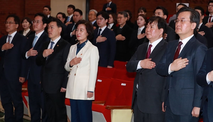 구본선(오른쪽부터) 대검찰청 차장검사와 배성범 법무연수원장, 추미애 법무부 장관, 김오수 법무부 차관 등이 3일 오후 경기 과천시 법무부에서 열린 신임 검사 임관식에 참석해 국민의례를 하고 있다. 뉴시스