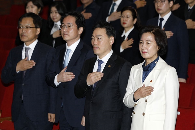 추미애 법무부 장관(앞줄 오른쪽부터), 김오수 차관, 심우정 기획조정실장, 조남관 검찰국장이 3일 오후 경기 정부과천청사 법무부에서 열린 신임검사 임관식에서 국민의례를 하고 있다. 뉴스1