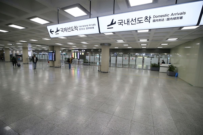 신종 코로나바이러스 여파가 이어지는 3일 오전 제주국제공항 국내선 도착장이 썰렁한 분위기를 연출하고 있다. 연합뉴스.