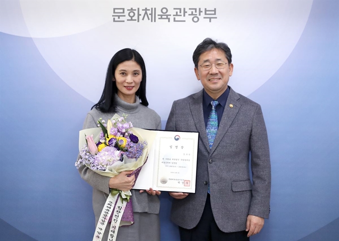 강수진 국립발레단 예술감독(왼쪽)과 박양우 문화체육관광부 장관이 3일 세종 정부청사에서 임명식을 가진 뒤 기념 촬영을 하고 있다. 문화체육관광부 제공