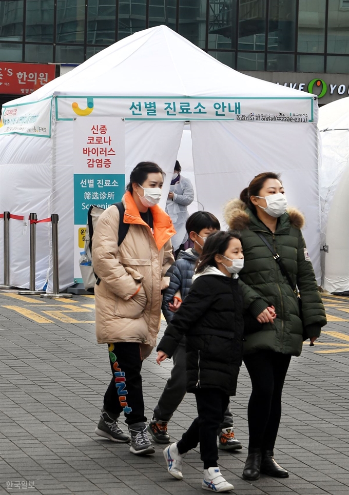 신종 코로나비이러스 감염증인 '우한폐렴' 국내 확진자가 15명으로 늘어난 2일 서울 명동거리에 중구 보건소가 설치한 임시 선별 진료소가 운영 중이다. 배우한 기자