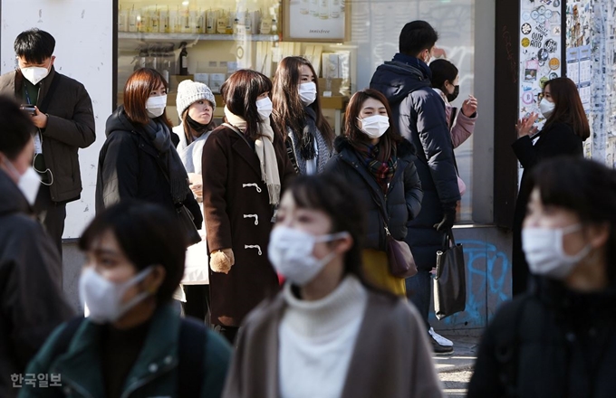 3일 오후 서울 마포구 홍대입구역 근처에서 젊은이들 대부분이 마스크를 쓴 채 거리를 지나고 있다. 홍인기 기자