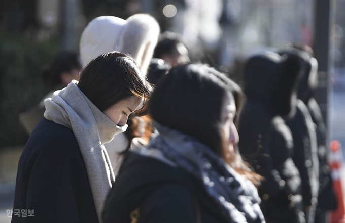 [저작권 한국일보]한파특보가 내려진 지난해 12월 31일 오후 서울 종로구 광화문광장 인근에서 시민들이 두꺼운 옷을 입은채 보행 신호를 기다리고 있다. 박형기 인턴기자