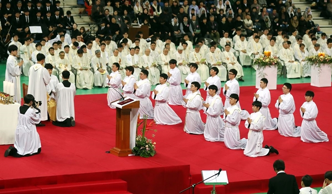 지난달 10일 인천 남동구 남동체육관에서 열린 '2020년 천주교 인천교구 사제·부제 서품식'에서 사제·부제들이 행사장에 들어서고 있다. 연합뉴스