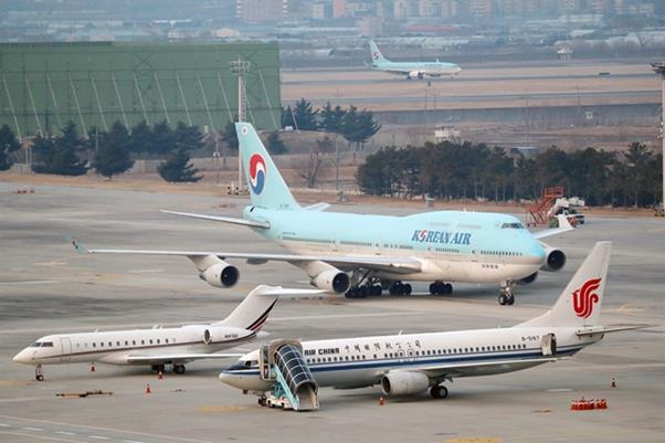 지난달 31일 서울 강서구 김포국제공항에서 중국 우한 거주 한국 교민 수송에 투입된 전세기가 도착하고 있다. 연합뉴스