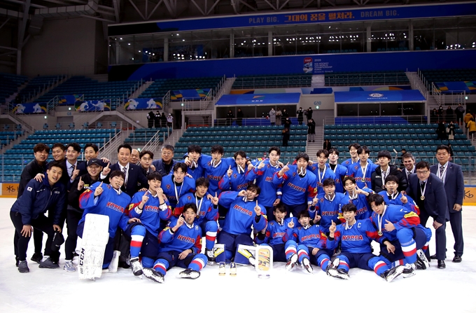 20세 이하 아이스하키 대표팀이 3일 강릉하키센터에서 크로아티아를 꺾고 우승을 차지한 뒤 포즈를 취하고 있다. 대한아이스하키협회 제공