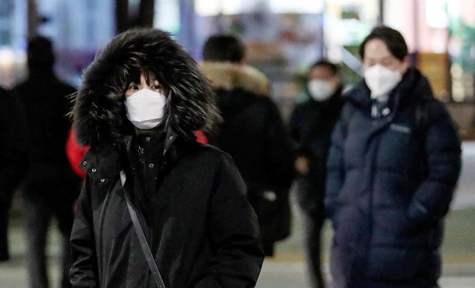 영하권 날씨가 예상되는 입춘을 하루 앞둔 3일 오후 서울 종로구 안국역 일대에서 두꺼운 옷과 마스크를 착용한 시민들이 퇴근길 발걸음을 재촉하고 있다. 뉴시스