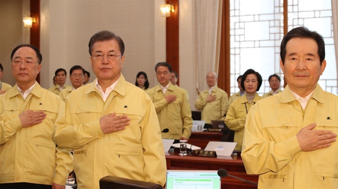 문재인 대통령과 국무위원들이 4일 오전 청와대에서 열린 국무회의에서 국기에 경례를 하고 있다. 연합뉴스