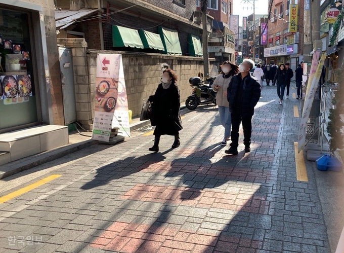 지난 3일 서울 성북구의 한 대학 인근에서 지방에서 올라온 학생이 부모와 함께 자취방을 알아보고 있다. 김영훈 기자