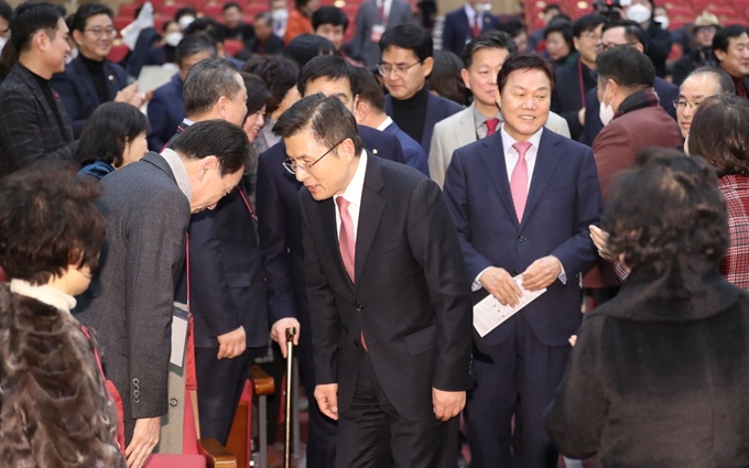 황교안 자유한국당 대표가 지난달 30일 오후 서울 여의도 국회 의원회관에서 열린 2020 총선필승 광역 기초의원 워크숍에 입장하며 참석자들과 인사하고 있다. 황 대표는 이날 신종 코로나바이러스 감염증에 대비하여 악수 대신 목례를 했다. 연합뉴스