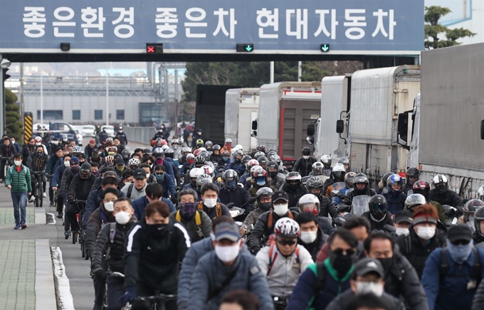 31일 울산시 북구 현대자동차 울산공장 오전 출근조 노동자들이 마스크를 착용하고 명촌정문을 통해 퇴근하고 있다. 뉴스1