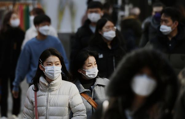 공포를 느끼면 인간은 본능적으로 자기방어기제를 작동시킨다. 하지만 개인과 사회의 공포로 인한 과도한 방어기제 작동은 오히려 부작용을 가져온다. 향후 우리 국가와 사회가 나아갈 방향은 신종 바이러스 예방을 위해 최대한 노력하되, 개인과 집단이 느끼는 공포감을 줄여주고, 개인들이 과도한 반응을 자제하며 공동체 구성원으로서 서로를 위한 본능을 작동하도록 하는 사회 면역 시스템을 만들고 이를 강화시켜가는 것이다. 사진은 3일 오후 서울 마포구 홍대입구역 근처에서 젊은이들이 거리를 지나고 있는 모습. 홍인기 기자