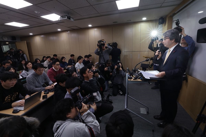 삼성 준법감시위원장으로 내정된 김지형 전 대법관(법무법인 지평 대표변호사)이 지난달 9일 서울 서대문구 지평 사무실에서 기자간담회를 하고 있다. 연합뉴스