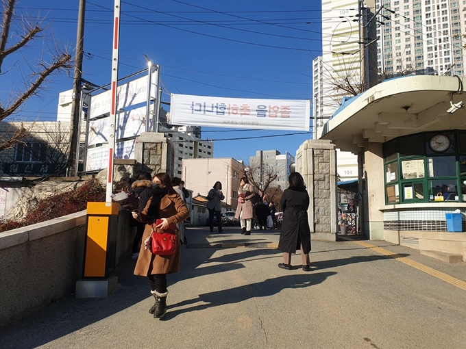 신종 코로나바이러스 주의보가 내려진 가운데 대구 경명여자고등학교 졸업식에는 학교 관계자들이 방문객들에게 마스크를 착용할 것을 권고하고 있다. 김민규 기자 whitekmg@hankookilbo.com