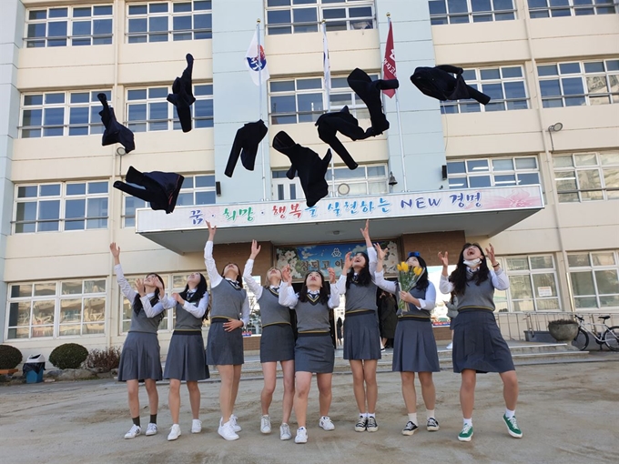 대구 경명여고 졸업생들이 4일 학교 운동장에서 재킷을 하늘로 던지며 졸업의 기쁨을 만끽하고 있다. 김민규 기자 whitekmg@hankookilbo.com