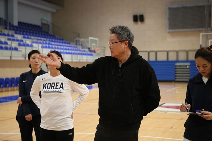 6일부터 도쿄올림픽 여자농구 최종예선를 치르는 이문규 여자농구 대표팀이 4일 경기가 열리는 세르비아 베오그라드에서 선수들에게 훈련을 지휘하고 있다. 대한민국농구협회 제공