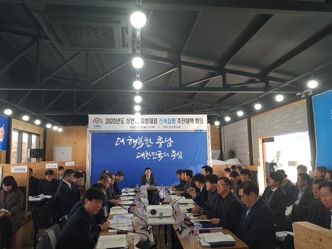 충남도가 4일 아산시에 마련한 현장회의실에서 회의를 하고 있다. 충남도 제공.