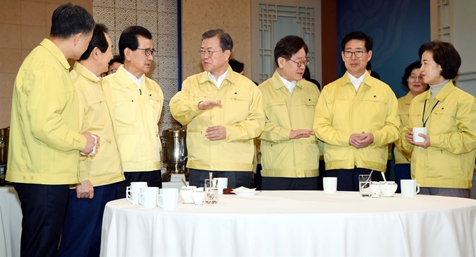 문재인 대통령이 4일 오전 청와대에서 열린 국무회의에 앞서 참석자들과 대화하고 있다. 왼쪽부터 박능후 보건복지부 장관, 정세균 총리, 이시종 충북도지사, 문 대통령, 이재명 경기도지사, 양승조 충남지사, 추미애 법무부 장관. 양 지사는 이날 국무회의에서 신종코로나 직격탄을 맞아 위축되고 있는 아산 지역경제 활성화 지원과 긴급방역을 위한 특별교부세 지원을 건의했다. 청와대사진기자단=한경 허문찬기자 왕태석 선임기자