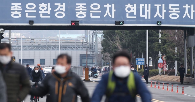 현대자동차 울산공장 근무자들이 마스크를 착용하고 퇴근하고 있다. 뉴스1