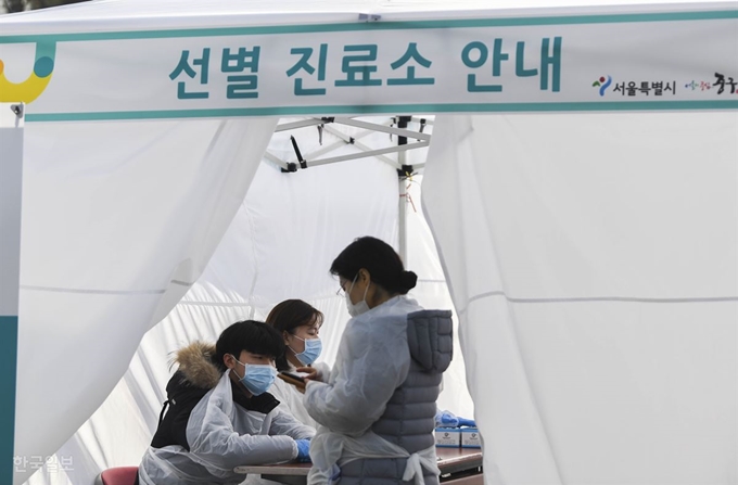 [저작권 한국일보]<명동 번화가에 설치된 선별상담소>중구 보건소 관계자들이 지난달 31일 오후 서울 중구 명동역 인근에 신종 코로나바이러스 감염증의 유입과 확산을 방지하기 위해 설치된 선별 진로소에서 환자를 기다리고 있다. 박형기 인턴기자