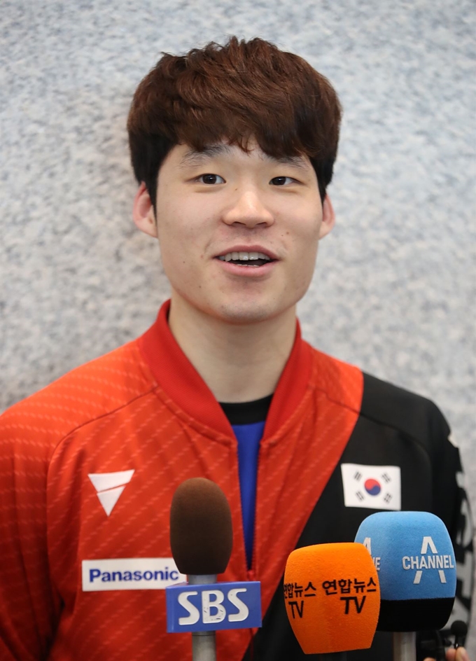 만리장성을 넘고 국제탁구연맹(ITTF) 독일오픈 남자복식 우승을 차지한 장우진이 4일 오후 인천국제공항을 통해 입국한 뒤 취재진의 질문에 답하고 있다. 연합뉴스