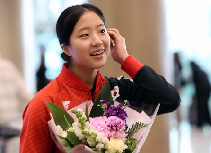 신유빈이 4일 오후 국제탁구연맹(ITTF) 2020 도쿄올림픽 세계 단체예선전에 출전한 뒤 인천국제공항을 통해 귀국하고 있다. 연합뉴스