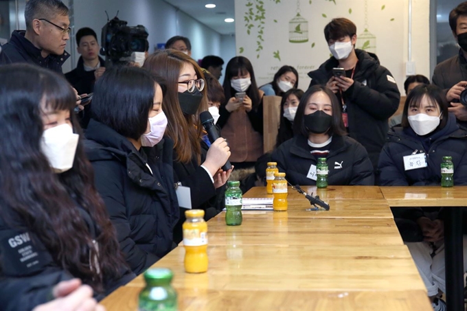 4일 오후 서울 동대문구 서울시립대학교에서 중국인 유학생 10명이 박원순 서울시장과 만나 신종 코로나바이러스 감염병 관련 한국 생활에서의 고충을 털어놓고 있다. 뉴시스