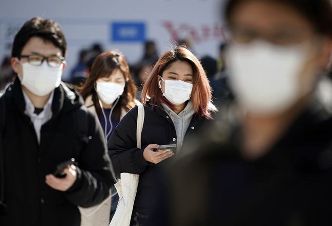 신종 코로나바이러스 감염증이 확산되고 있는 가운데 3일 일본 도쿄의 번화가인 시부야 거리에서 마스크를 착용한 시민들이 지나가고 있다. 도쿄=EPA 연합뉴스