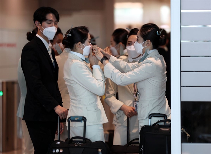 신종 코로나바이러스 감염증이 확산하고 있는 가운데 지난달 29일 인천국제공항에서 마스크를 쓴 승무원들이 이동하고 있다. 서재훈 기자 spring@hankookilbo.com