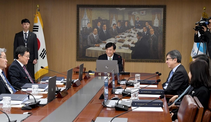 이주열 한국은행 총재가 1월 17일 서울 중구 한국은행에서 열린 2020년 첫 금융통화위원회에서 위원들과 환담하고 있다. 연합뉴스 자료사진