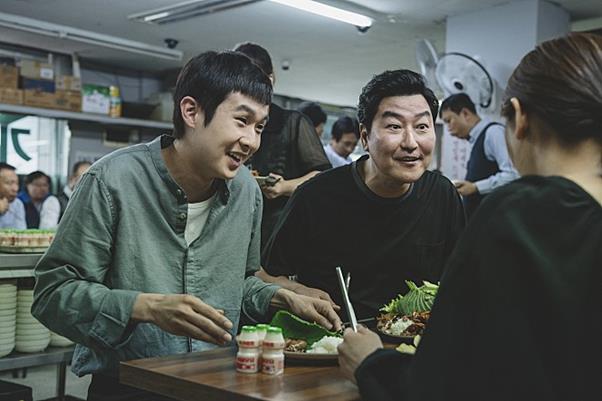 영화 ‘기생충’이 미국 영화예술과학아카데미가 실수로 발표한 아카데미 예측 결과에서 최우수작품상을 받았다. CJ엔터테인먼트 제공