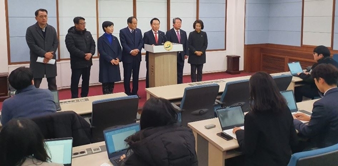 강원 태백ㆍ횡성ㆍ영월ㆍ평창ㆍ정선이 지역구인 자유한국당 염동열(왼쪽 세 번째) 국회의원이 5일 오전 강원도청 브리핑룸을 찾아 강원랜드 취업 청탁 1심 판결과 총선 출마에 대한 입장을 밝히고 있다.