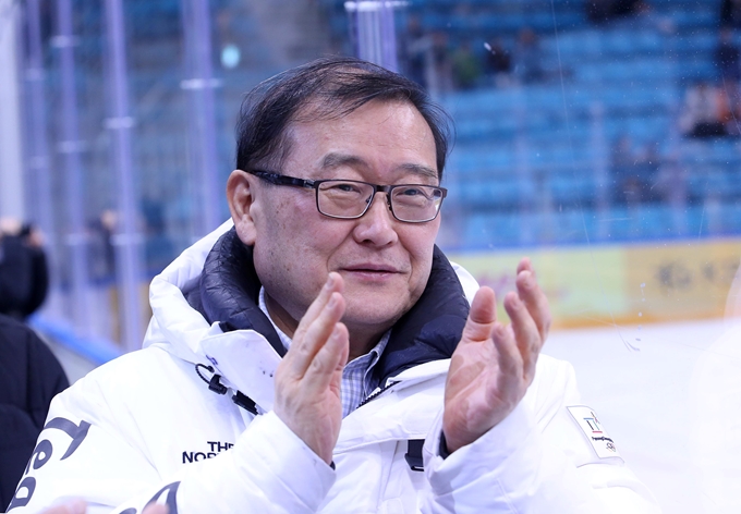 한국 최초, 아시아 5번째로 IIHF 명예의 전당에 이름을 올린 정몽원 대한아이스하키협회장. 대한아이스하키협회 제공