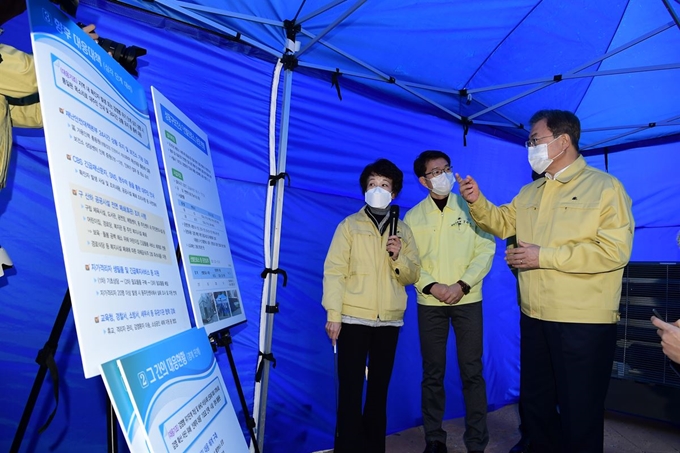 문재인 대통령이 5일 마스크를 착용하고 서울 성동구 보건소를 방문해 정원오 성동구청장과 김경희 성동구보건소장으로부터 신종 코로나바이러스 감염증 방역대책을 보고 받고 있다. 왕태석 선임기자