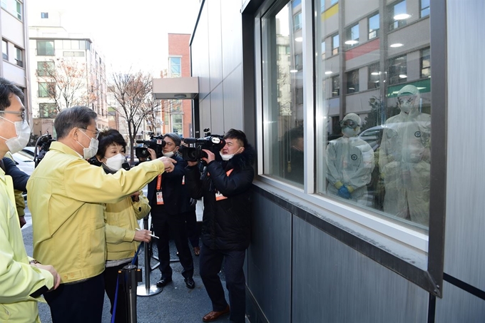 문재인 대통령이 5일 마스크를 착용하고 서울 성동구 보건소를 방문해 정원오 성동구청장과 김경희 성동구보건소장으로부터 신종 코로나바이러스 감염증 방역대책을 보고 받고 있다. 왕태석 선임기자