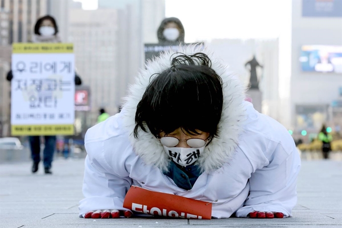 핵폐기를위한전국네트워크 관계자들이 5일 오전 서울 종로구 광화문광장에서 열린 '3.11 후쿠시마 9주기 행동 2020년 원자력진흥법 폐지로 핵과 전쟁 없는 세상을 시작하자!' 오체투지를 하고 있다. 뉴시스