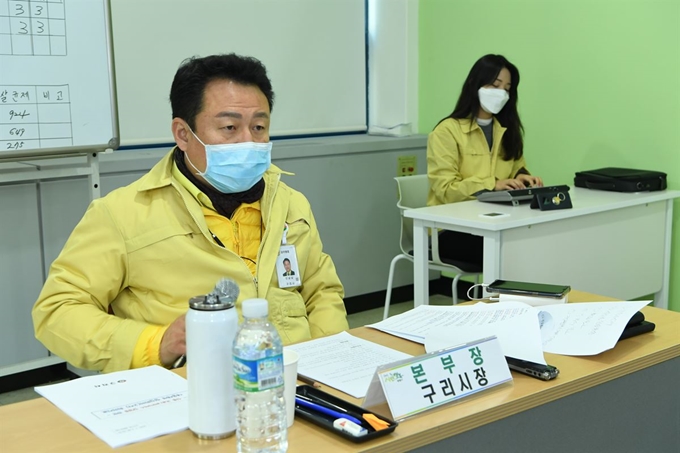 안승남 구리시장이 관내에서 신종 코로나바이러스 확진자가 나온 5일 시청에서 감염병 확산 방지를 위한 긴급 대책회의를 주재하고 있다. 구리시 제공