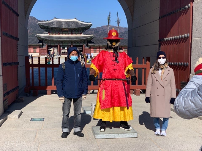 5일 오후 서울 광화문 앞에서 마스크를 착용한 동남아 관광객 두 명이 역시 마스크를 쓴 수문장과 사진을 찍고 있다. 김영훈 기자