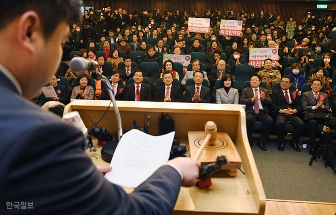 미래한국당 중앙당 창당준비위원회에 참여한 자유한국당 사무처 관계자의 진행으로 창당대회가 열리고 있다.오대근기자