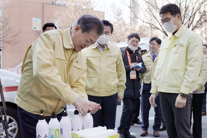 문재인 대통령이 5일 성동구 보건소에서 신종 코로나바이러스 대응 관련 시찰 전 세정제로 손을 소독하고 있다. 연합뉴스