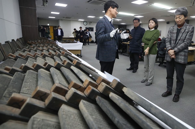 5일 서울 종로구 국립고궁박물관에서 열린 경상남도 유형문화재 제233호 '권도 동계문집 목판' 반환식에서 정재숙(맨 오른쪽) 문화재청장이 문화재청 관계자의 설명을 듣고 있다. 연합뉴스