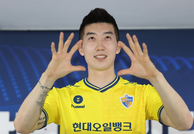 골키퍼 조현우가 5일 오후 서울 종로구 대한축구협회 축구회관에서 울산현대 입단 기자 간담회를 하고 취재진을 향해 포즈를 취하고 있다. 연합뉴스