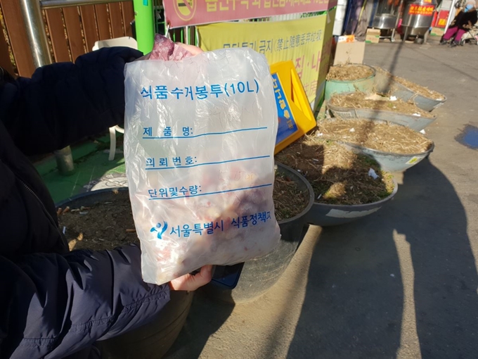 신종 코로나바이러스 감염증으로 식재료 원산지 관리의 중요성이 높아지고 있는 가운데 서울시 공무원 등이 5일 서울 영등포구 대림중앙시장에 불법 식자재 판매 점검에 나서 한 가게에서 압수한 '무허가 냉동 새우'. 양승준 기자