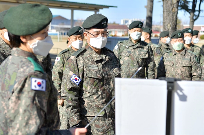 서욱(왼쪽 두 번쨰) 육군참모총장이 5일 충남 논산시 육군훈련소에 설치된 능동감시시설을 방문해 마스크를 착용한 채 신종 코로나 바이러스 예방 대책을 보고받고 있다. 육군 제공